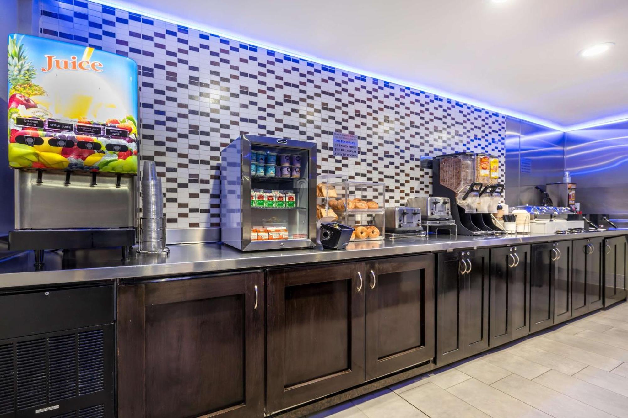 Best Western Mccarran Hotel 3*